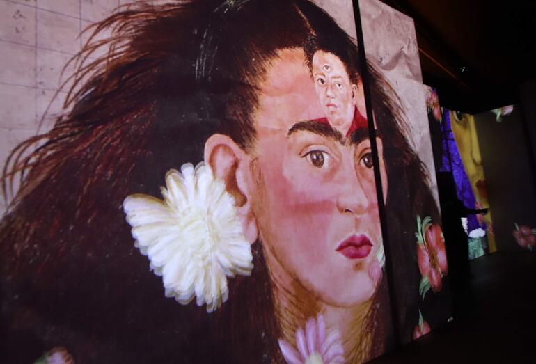 Exposición inmersiva "Yo soy Frida Kahlo" en la ciudad de Querétaro (México). Un equipo de investigadores del Instituto Guttmann de Barcelona (España) ha diagnosticado la afectación que sufría la pintora mexicana Frida Kahlo 70 años después de su fallecimiento: síndrome de cola de caballo (SCC) de origen traumático.