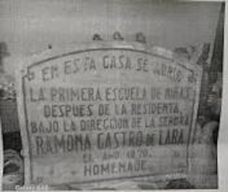 Placa conmemorativa de la "escuela de niñas", fundada en Capiatá en 1870.