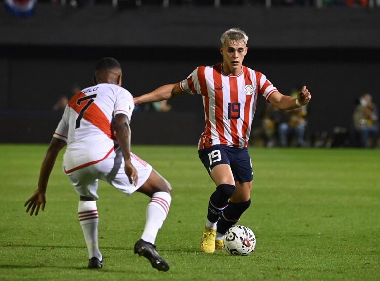 Ramón Sosa (d), jugador de la selección paraguaya, domina el balón en el partido contra Perú por la primera fecha de las Eliminatorias Sudamericanas al Mundial 2026 en el estadio Antonio Aranda Encina, en Ciudad del Este.