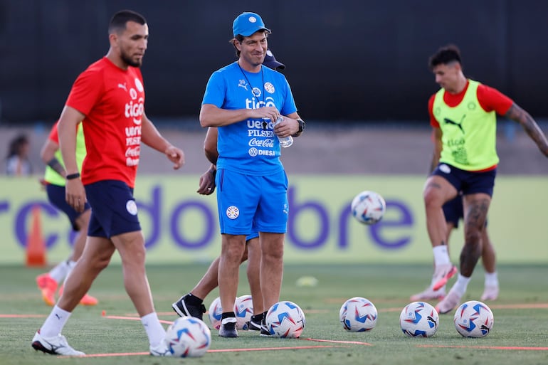 El argentino Daniel Garnero (c), entrenador de Paraguay, en la movilización del plantel en Las Vegas.