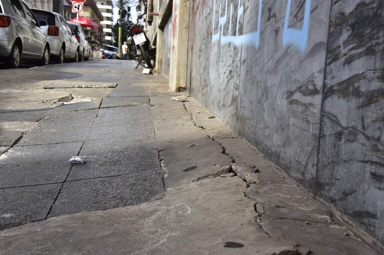 Vereda al borde del colapso en Yegros entre Mariscal Estigarribia y 25 de mayo.