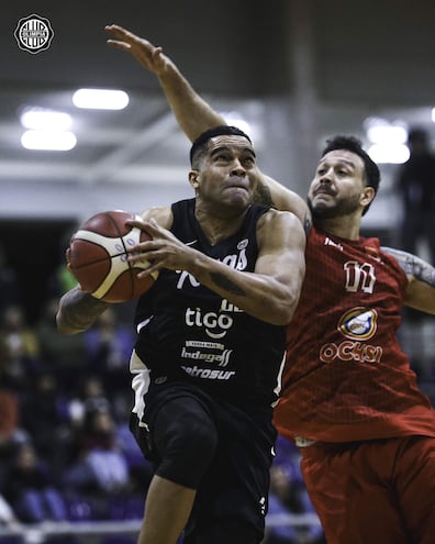 Fabio Gauto y Guillermo Araújo en el duelo Kings vs. Félix Pérez.