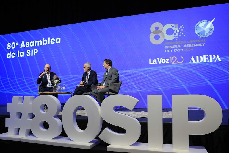 El periodista de La Prensa de Nicaragua, Fabián Medina (i) junto a el presidente de la Comisión de Libertad de Prensa de la SIP, Carlos Jornet (c), y el director ejecutivo de la SIP en Estados Unidos,Carlos Lauría, participan durante el foro 'Periodismo en el exilio: resiliencia y unidad para seguir informando' durante el segundo día de la 80 Asamblea de la Sociedad Interamericana de Prensa (SIP).