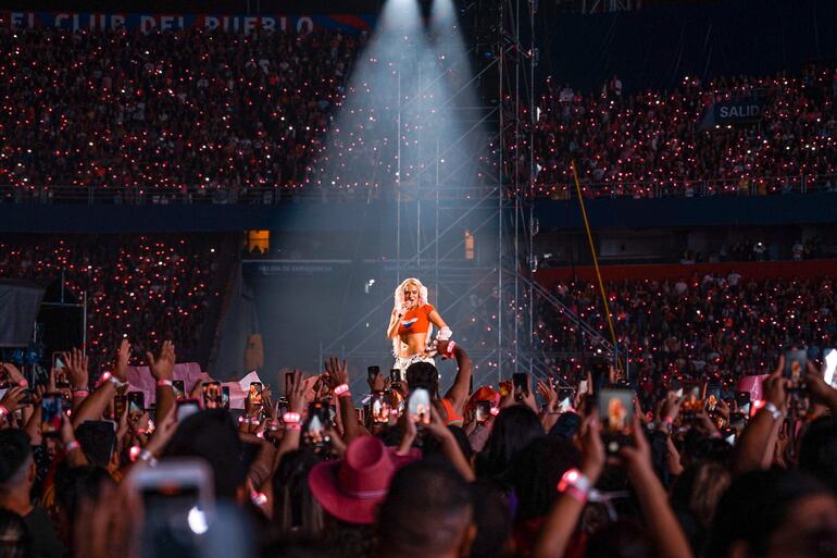 El show de la  colombiana Karol G congregó a decenas de miles de sus  seguidores  en el estadio La Nueva Olla. Un estadio lleno donde bailaron y cantaron sus canciones.