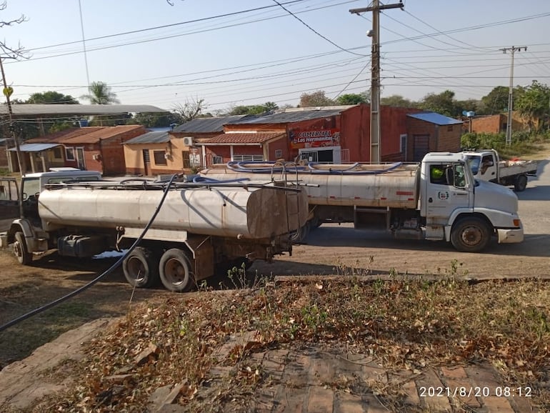 Camiones cisternas llevan agua potable al interior del Chaco.