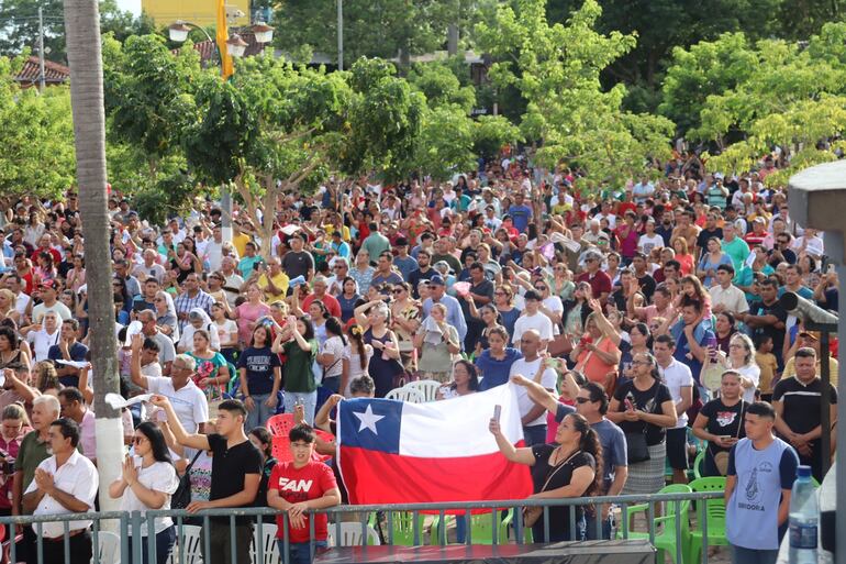 Importante concurrencia de feligreses en la explanada de la basilica de Caacupé.