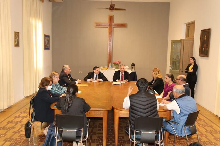 Reunión del presidente del Indert, Francisco Ruiz Diaz con representantes del Comité de Iglesias, Indi, Defensoría del Pueblo, entre otros, en el Seminario Metropolitano.