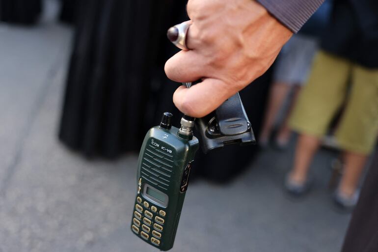 Un walkie talkie, dispositivo de comunicación analógico, en el Líbano.