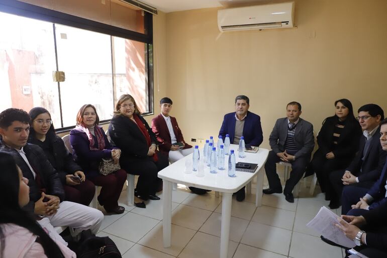 Reunión entre estudiantes del Centro Regional Saturio Ríos, directoras del colegio y autoridades del MDS.