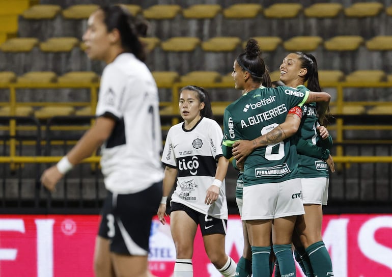 Mientras las brasileñas festejan, la defensora olimpista Natalia Villasanti  sufre.