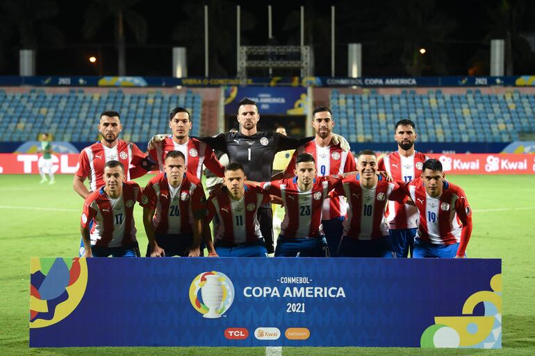 Los jugadores de Paraguay posan para fotografías antes del inicio de su partido de fase de grupos del torneo de fútbol Conmebol Copa América 2021 contra Bolivia en el Estadio Olímpico de Goiania, Brasil, el 14 de junio de 2021.