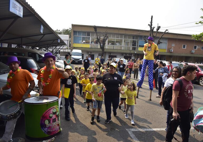 Estudiantes realizan un tour en la "Ciudad de los Niños" para celebrar su día en el Colegio Experimental Paraguay Brasil (CEPB).