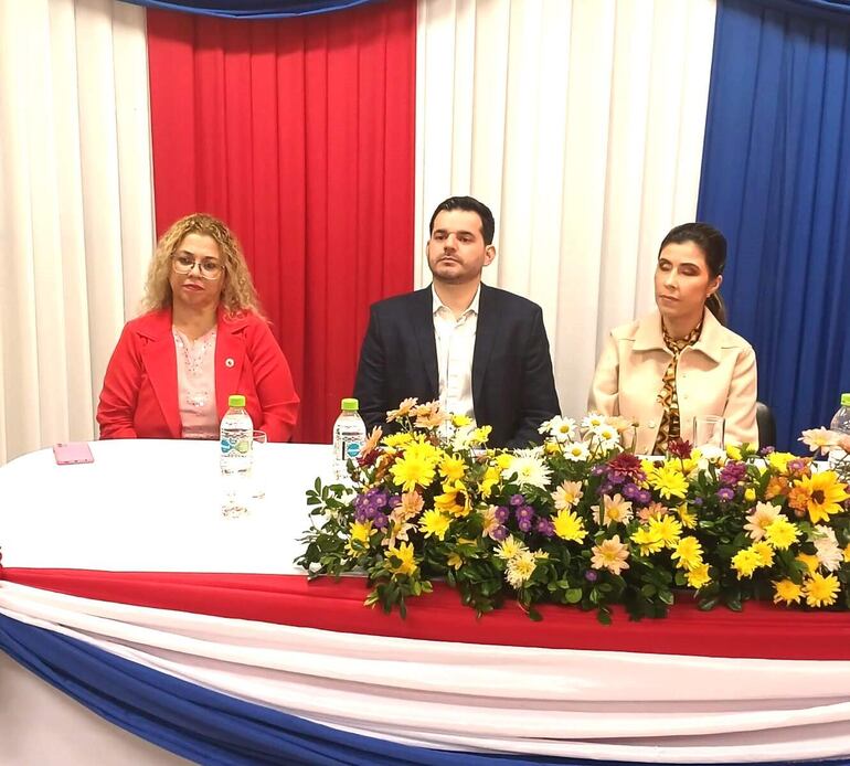 La Dra. Auria Celeste Villalba Salinas, el viceministro de Atención Integral a la Salud y Bienestar Social, Dr. Miguel Olmedo, y la gobernadora de Paraguarí, Norma Zárate de Monges (ANR).