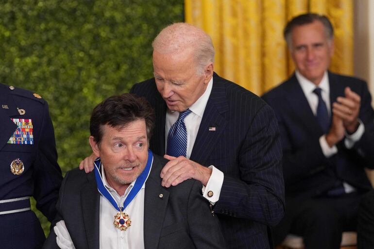 El presidente Biden condecoró también al actor Michael J. Fox.