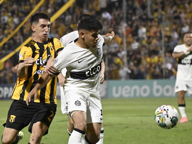 Rodney Redes (d), jugador de Olimpia, lucha por el balón en el partido frente a Guaraní por la duodécima fecha del torneo Clausura 2024 del fútbol paraguayo en el estadio Rogelio Silvino Livieres, en Asunción.