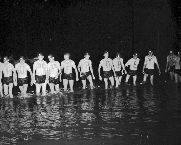 Los participantes del raid de la Epopeya Nacional llegando a Puerto Sajonia en diciembre de 1969.