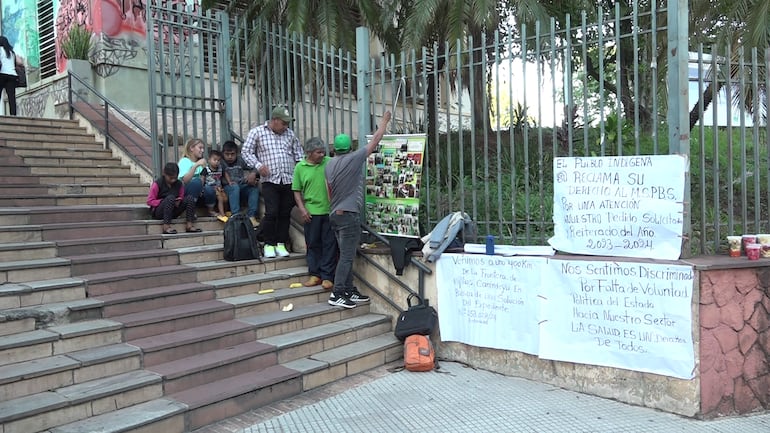 Enfermero indígena protesta frente a Ministerio de Salud para exigir nombramiento