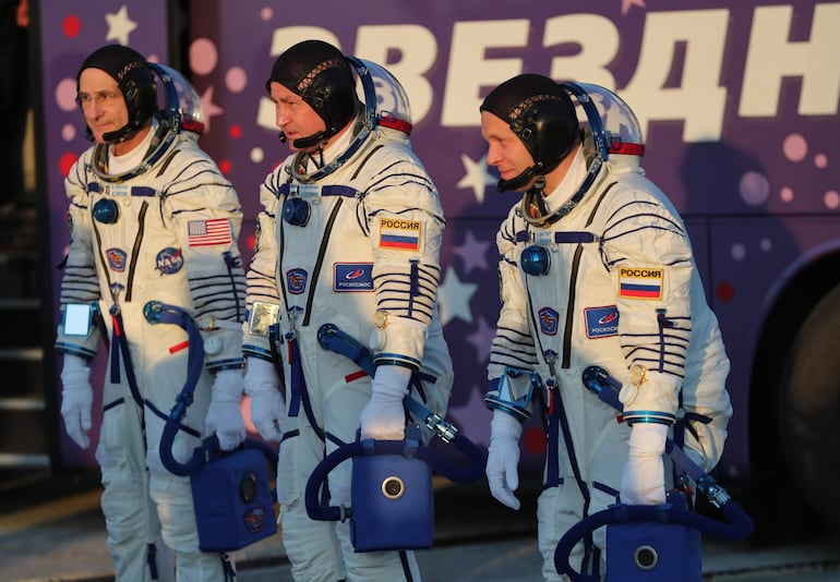 Los astronautas Don Pettit, Alexey Ovchinin e Ivan Vagner listos para abordar el Soyuz MS-26.