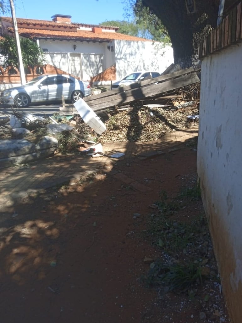 Ciudadanos denuncian que directora del Hospital de Lambaré, Griselda Meza, realiza campaña con concejal de Lambaré, Carol Rodríguez, mientras centro asistencial es rodeado de basura.