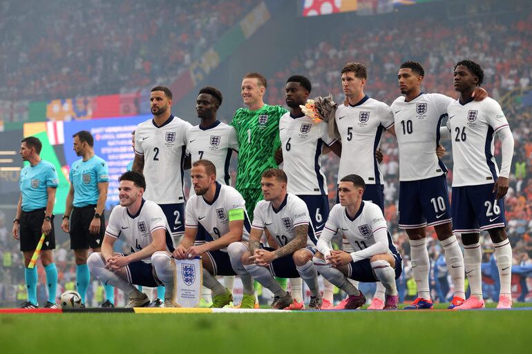 Los jugadores de la selección de Inglaterra posan para la fotografía en la previa del partido frente a Países Bajos por las semifinales de la Eurocopa 2024 en Dortmund, Alemania.