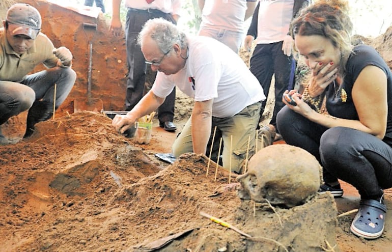 Rogelio Agustín Goiburú, hijo del doctor Agustín Goiburú, desaparecido por la dictadura de Alfredo Stroessner, encabeza la búsqueda de restos de personas asesinadas por el régimen.