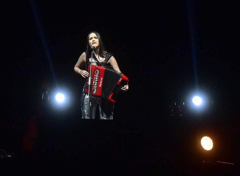 María Isabel Vera abrió el concierto con su acordeón. También fue invitada por la Sole a cantar "Lucerito Alba".