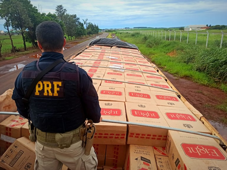 Agentes de la Policía Rodoviaria Federal de Brasil en la carreta del camión repleta de cigarrillos de Tabesa.