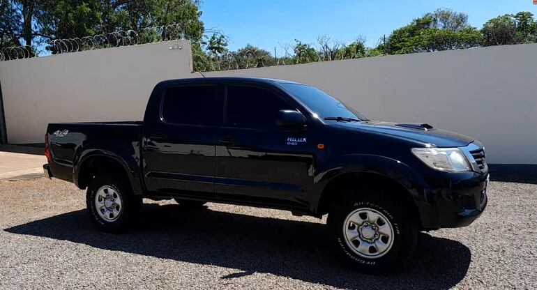 Esta es la camioneta de la marca Toyota, modelo Hilux subastada en nuestro país en el 2022 por la Senabico, pero que está denunciada como robada en Brasil.