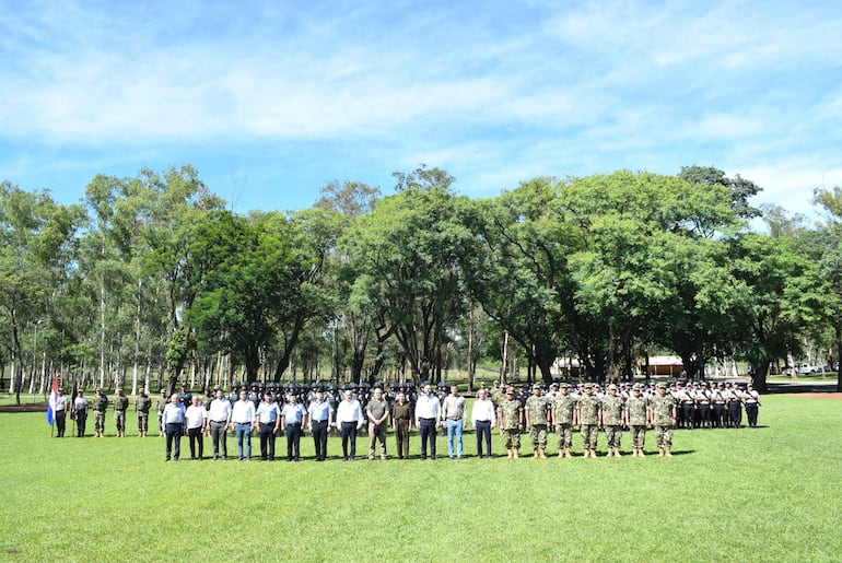 El presidente Santiago Peña participó en el egreso de 106 agentes penitenciarios en el Comando del Ejército de Artillería de Paraguarí.