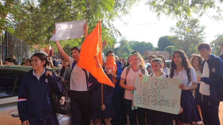 Con carteles los alumnos expresaron su descontento diciendo "No era paz, era silencio".