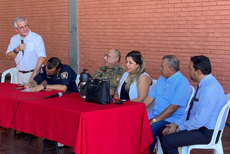 
El intendente municipal Raúl Soria, camisa blanca,  se comprometió apoyar todas las iniciativas de sus compueblanos en contra de la inseguridad.