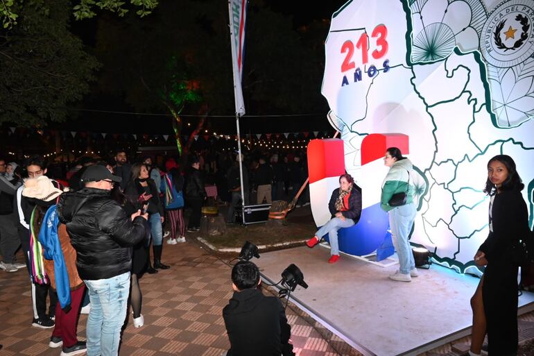 Las personas aprovecharon para sacarse una foto correspondiente en esta gigantografía del mapa del Paraguay.