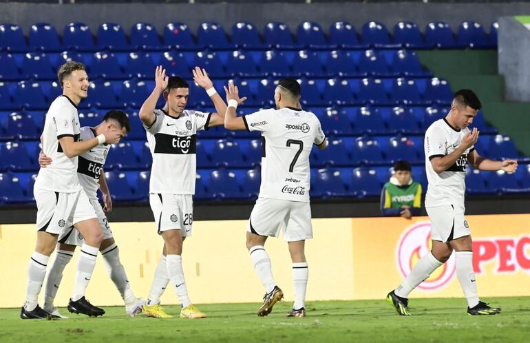 Los jugadores de Olimpia festejan un gol en el partido contra Sportivo Luqueño por la octava ronda del torneo Clausura 2023 del fútbol paraguayo en el estadio Defensores del Chaco, en Asunción.