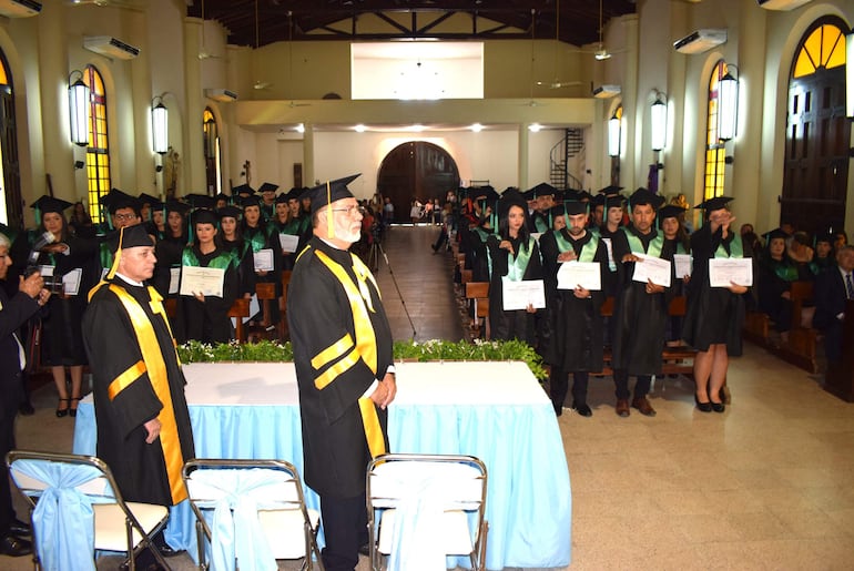 Los flamantes egresaron juraron servir con honestidad, lealtad y ética profesional.