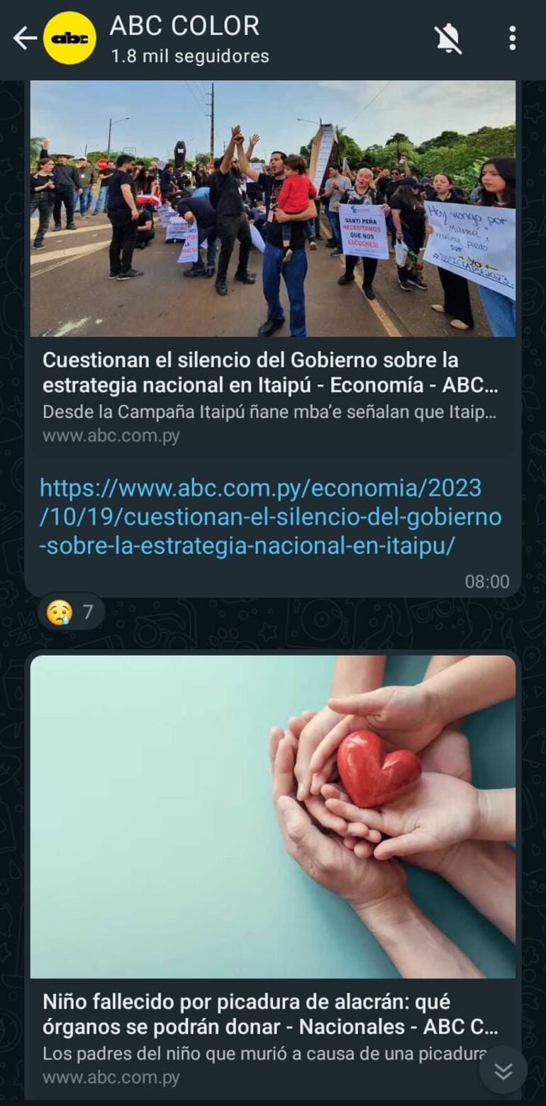 La imagen corresponde a una captura de pantalla de un celular en la aplicación WhatsApp y compartiendo dos noticias publicadas por ABC Color.