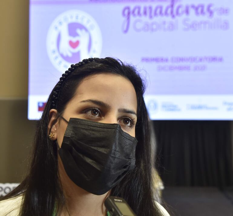 Dalila González (21) es estudiante del cuarto año de la carrera de Psicología Clínica en la Universidad Nacional de Asunción, ella es oriunda de Caaguazú y trabaja en un proyecto en el que crean juegos didácticos a base de residuos de madera para trabajar el desarrollo psicofísico de los niños y niñas. 