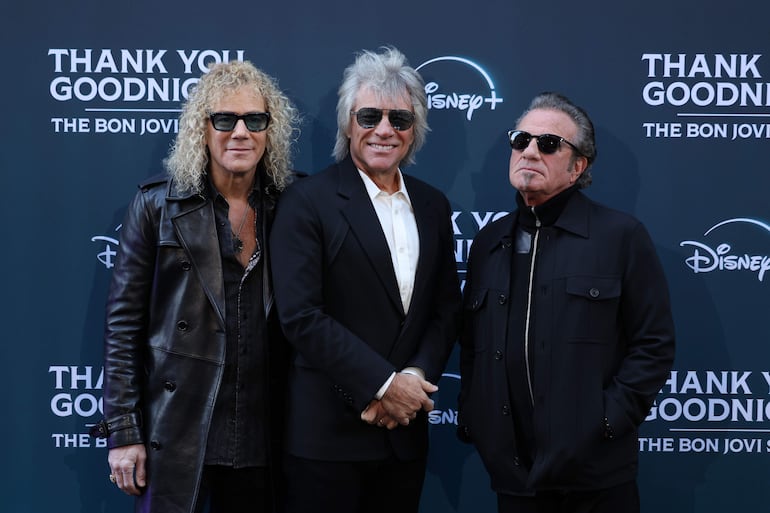 El tecladista David Bryan, el cantante Jon Bon Jovi y el baterista Tico Torres durante la presentación del documental sobre Bon Jovi que llegará este viernes a la plataforma Star+.