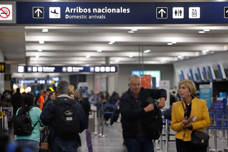 Fotografía de personas en el aeroparque de la Ciudad de Buenos Aires (Argentina).