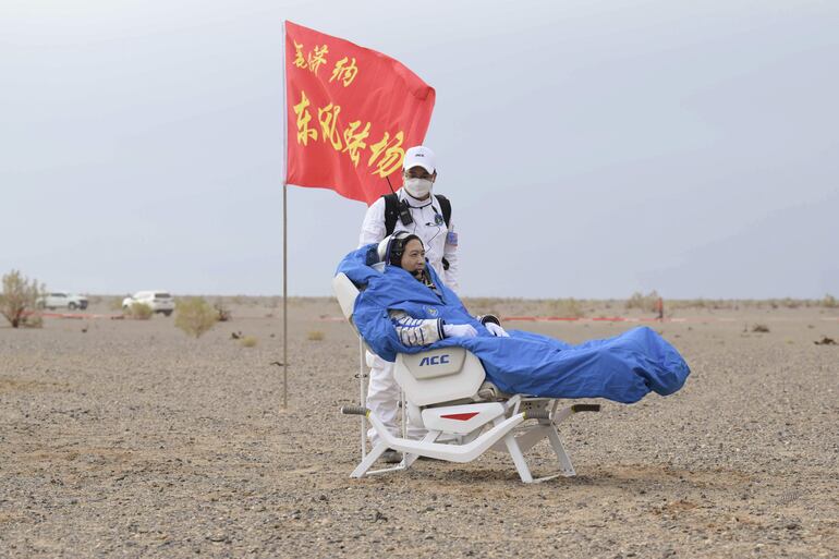 El astronauta Fei Junlong sale de la cápsula de retorno de la nave espacial tripulada Shenzhou-15 en el sitio de aterrizaje de Dongfeng, en la Región Autónoma de Mongolia Interior, en el norte de China.