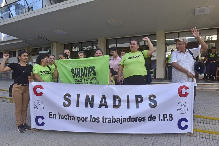 Un grupo de trabajadores desvinculados del IPS por vencimiento de contrato, se manifestó hoy frente la Caja Central.