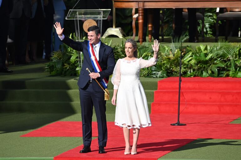 El nuevo presidente del Paraguay, Santiago Peña, y su esposa Leticia Ocampos. La primera dama optó por un diseño de Victoria Maluff.