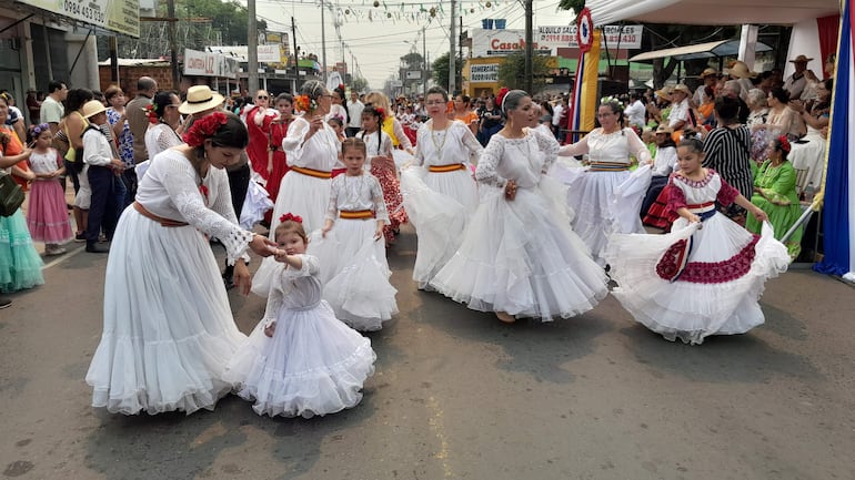 Niños, jóvenes y adultos bailaron para la Virgen de la Natividad de María.