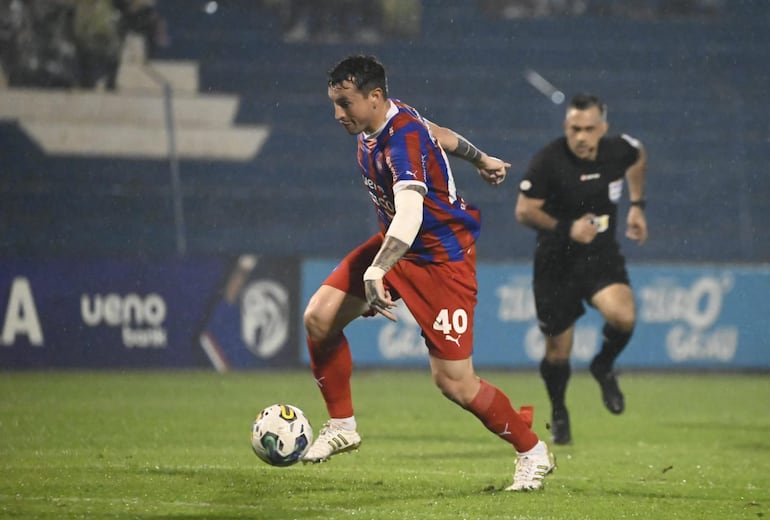 Fernando Fernández, jugador de Cerro Porteño, festeja un gol en el partido ante 2 de Mayo por la segunda fecha del torneo Clausura 2024 del fútbol paraguayo en el estadio Río Parapití, en Pedro Juan Caballero, Paraguay.