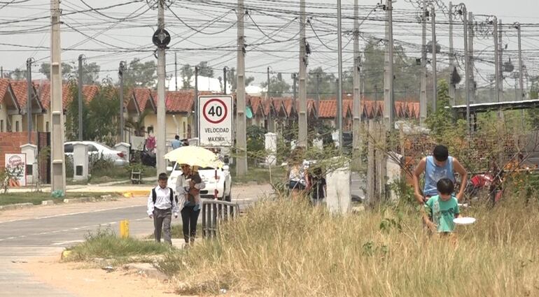 A pie, bajo el sol, las madres trasdadan a sus hijos a escuelas donde eran estudiantes antes de la mudanza, que en muchos casos les quedan muy lejos.