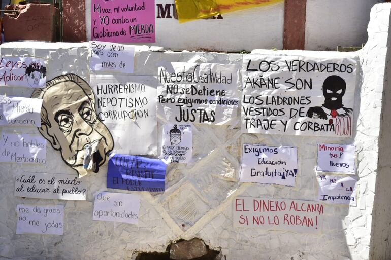 Estudiantes protestan con creativos carteles en el Instituto Superior de Bellas Artes, en contra de Hambre Cero y para exigir garantías a proyectos de Fonacide.