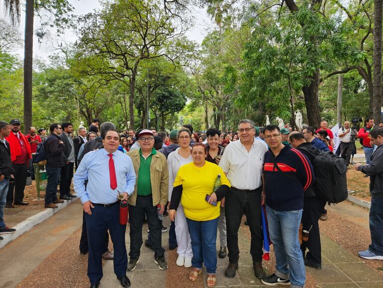 Los docentes y funcionarios de la UNA cuentan también con el apoyo de otros gremios, como el Sindicato Nacional de Directores (Sinadi), liderado  por Miguel Marecos (corbata roja).