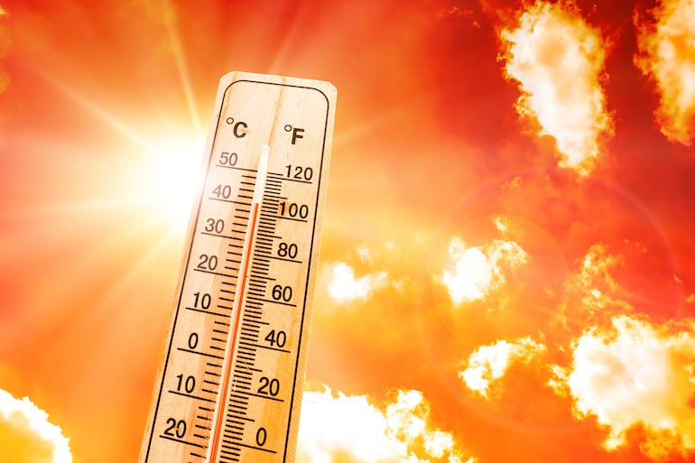 Termómetro muestra altas temperaturas contra el cielo