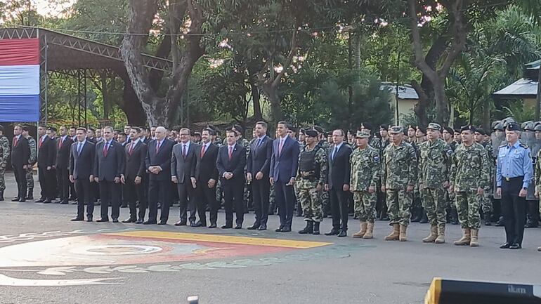 Fotografía de parte del acto conmemorativo por el aniversario del Regimiento Escolta Presidencial.