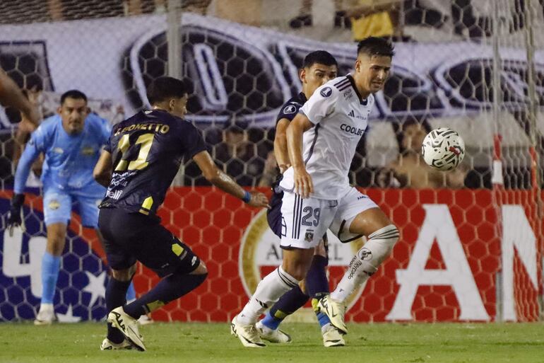 El paraguayo Guillermo Paiva, futbolista de Colo Colo, domina el balón en un partido contra Sportivo Trinidense por la revancha de la Fase 3 de la Copa Libertadores 204 en el estadio Monumental en Santiago, Chile. 