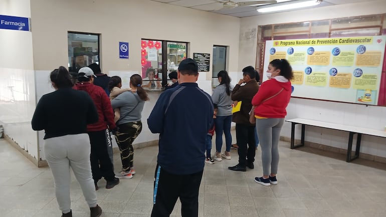 Varios paciente en la farmacia del Hospital Regional de Coronel Oviedo, aguardando encontrar los medicamentos recetados por los médicos.